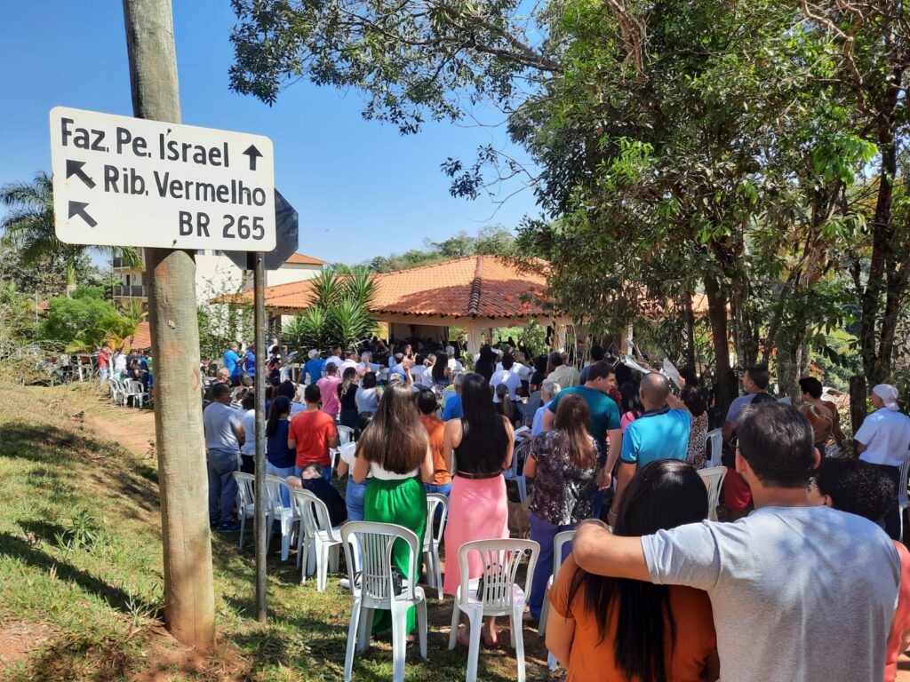 católicos participam de festa na Fazendinha Padre Israel
