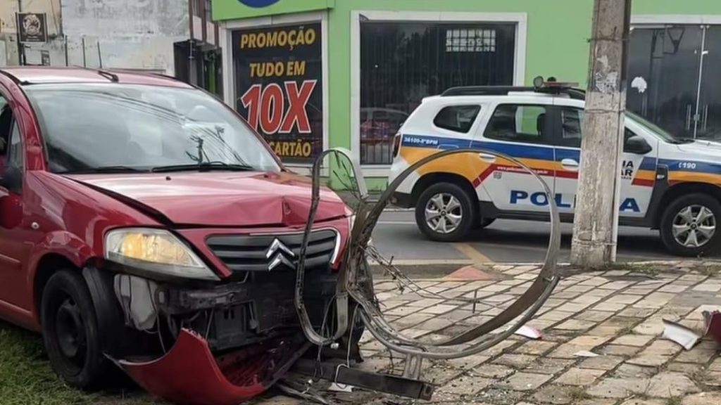 Suspeito dirigia veículo furtado quando tentou fugir da polícia.