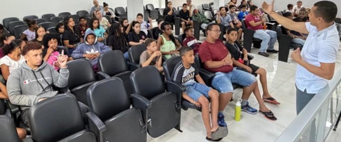 alunos durante visita à Câmara Municipal de Lavras