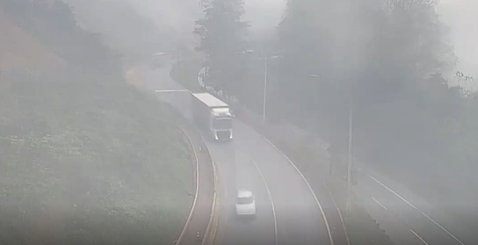 Neblina na Fernão Dias exige cuidado redobrado na direção Neblina na Fernão Dias exige cuidado redobrado na direção