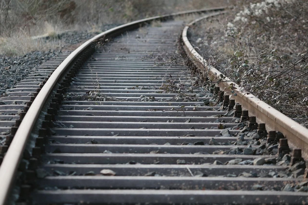 Homem fica ferido após tentar passar sob trem em Lavras