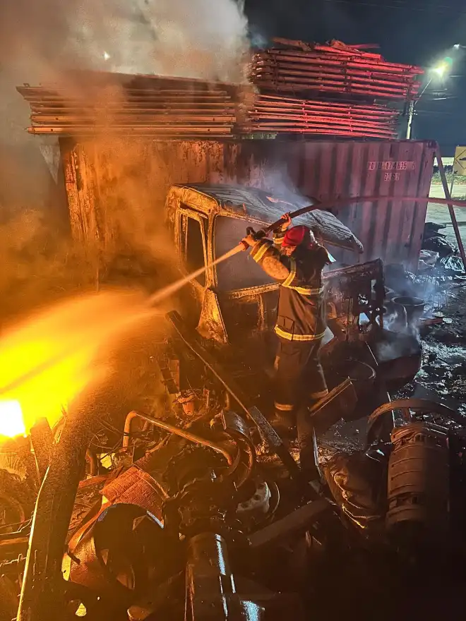 Bombeiros controlam incêndio em pátio de empresa em Lavras