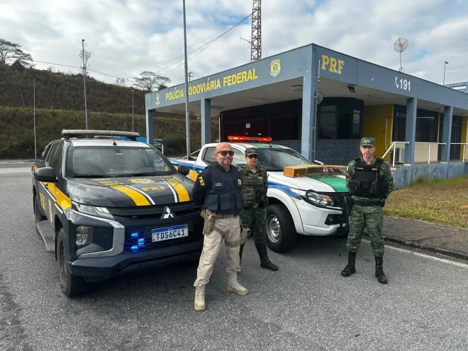 PRF apreende 12 aves silvestres na Fernão Dias