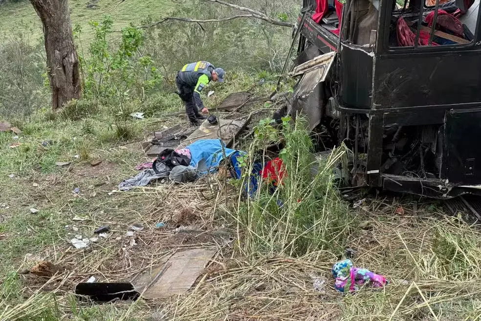 Ônibus de romeiros cai em ribanceira na SP-052