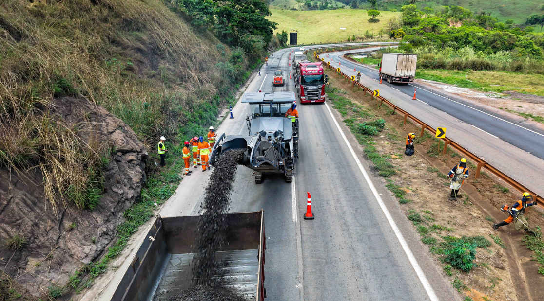 Obras na BR-381 alteram tráfego em Perdões