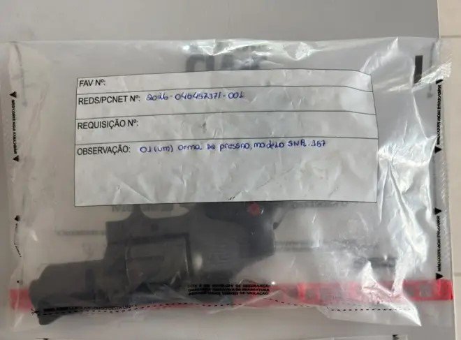 Homem preso após se acorrentar em banco