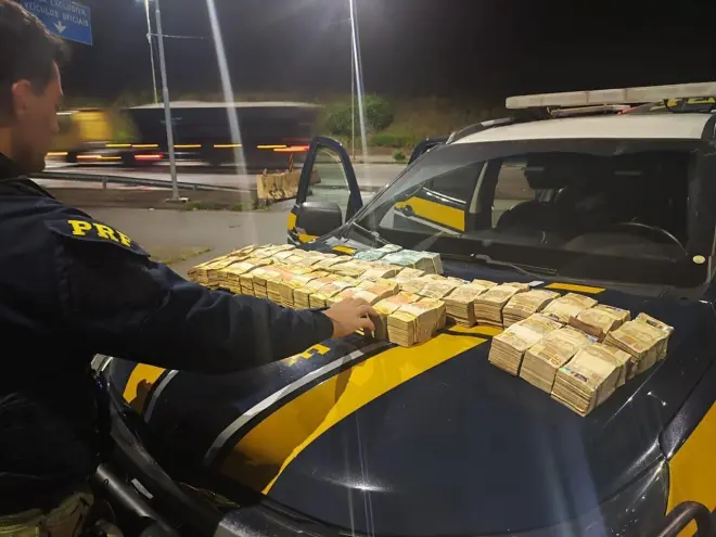 PRF apreende R$ 870 mil em notas na BR-381 em Perdões